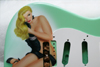 Airbrush-Design-gitarre-Pinup
